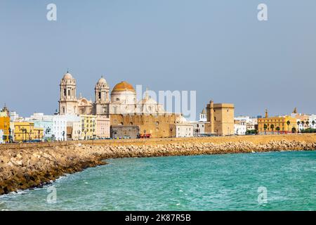 Blick auf die Kathedrale von Cadiz (Catedral de Cádiz) und die Stadt, Cadiz, Andalusien, Spanien Stockfoto