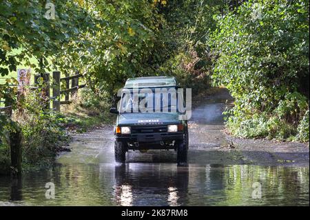 Green Road, Hall Green, Birmingham - Oktober 21. 2022 - Fahrer verhandeln auf der Green Road in Hall Green, Birmingham, über einen überfluteten ford, nachdem stundenlang sintflutartige Regenfälle das Gebiet vor Ort überschwemmt haben. In vielen Teilen Großbritanniens gab es auch Gewitter. PIC Credit: Scott CM/Alamy Live News Stockfoto