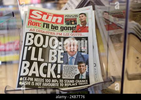 London, Großbritannien. 21. Oktober 2022. Eine Ausgabe der Zeitung Sun ist in einem Supermarkt zu sehen und berichtet über das mögliche Comeback des ehemaligen britischen Premierministers Boris Johnson beim Start des konservativen Führungsrennens, nachdem Liz Truss nach nur 45 Tagen im Amt zurückgetreten war. Bilddatum: Freitag, 21. Oktober 2022. Quelle: Isabel Infantes/Empics/Alamy Live News Stockfoto