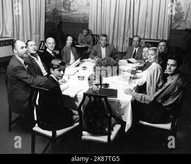 Von links im Uhrzeigersinn BRIAN AHERNE, ROBERT COOTE, ALEC GUINNESS, ESTELLE WINWOOD, Director CHARLES VIDOR, DREHBUCHAUTOR JOHN DIGHTON, LEO G. CARROLL, JESSIE ROYCE LANDIS, GRACE KELLY, LOUIS JOURDAN, VAN DIKE PARKS und CHRISTOPHER COOK in Ashville, North Carolina während einer Drehbuchvorlesung und Diskussion während Drehort-Dreharbeiten im Biltmore Estate of THE SWAN 1956 Regisseur CHARLES VIDOR spielt Ferenc Molnar Musik Bronislau Kaper Produzent Dore Schary Metro Goldwyn Mayer Stockfoto