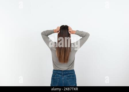 Frau Steht Rückwärts Und Kommt Mit Neuen Erstaunlichen Ideen Auf. Geschäftsfrau Denkt Tief Nach Alten Wunderbaren Plänen. Guy Brain Storming Brillant Stockfoto