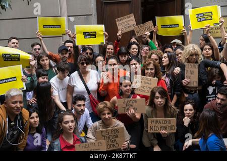 Buenos Aires, Argentinien. 20. Oktober 2022. Amnesty International führte zusammen mit Frauenorganisationen eine Mobilisierung zur Bitte um Gerechtigkeit vor der spezialisierten Anklagebehörde für Gewalt gegen Frauen durch. Sie lehnen ein neues Manöver ab, das die Entwicklung des Prozesses vor der Erklärung von Juan Darthés behindern soll. Thelma FardÃ-n mit den Demonstranten, die sie unterstützten. (Bild: © Esteban Osorio/Pacific Press via ZUMA Press Wire) Bild: ZUMA Press, Inc./Alamy Live News Stockfoto