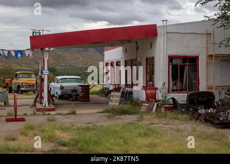 Alte verlassene Valentine Tankstelle auf der Route 66, in der Nähe des Dorfes Seligman, Bundesstaat Arizona, USA Stockfoto