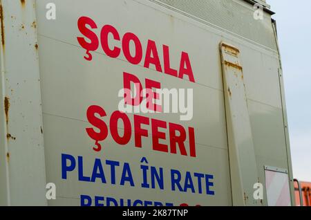 Fahrschule (scoala) Schild, rumänische Fahrschule Auto Schild. LKW-Fahrschule Stockfoto