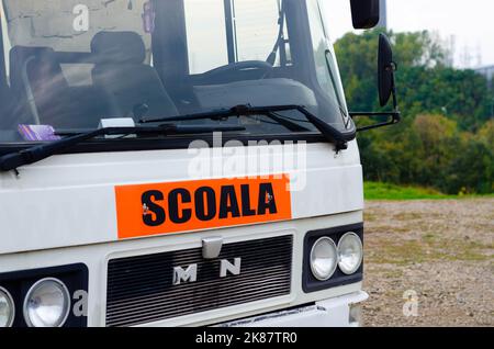 Fahrschule (scoala) Schild, rumänische Fahrschule Auto Schild. LKW-Fahrschule Stockfoto