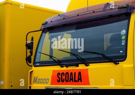 Fahrschule (scoala) Schild, rumänische Fahrschule Auto Schild. LKW-Fahrschule Stockfoto