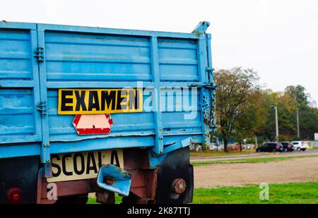 Fahrschule (scoala) Schild, rumänische Fahrschule Auto Schild. LKW-Fahrschule Stockfoto