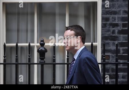 Simon Clarke MP (Con: Middlesbrough South and East Cleveland) Staatssekretär für die Aufheitung, Wohnungsbau und Gemeinden - verlässt 10 Downing Street Stockfoto