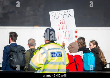 London, Großbritannien. 21. Oktober 2022. Eine Frau hält vor dem Parlament ein Anti-Rishi Sunak-Schild. Der ehemalige Schatzkanzler Rishi Sunak wird nach dem Rücktritt der ehemaligen Liz Truss am Vortag als Vorsitzender der Konservativen Partei und Premierminister erwartet. Kredit: Stephen Chung / Alamy Live Nachrichten Stockfoto