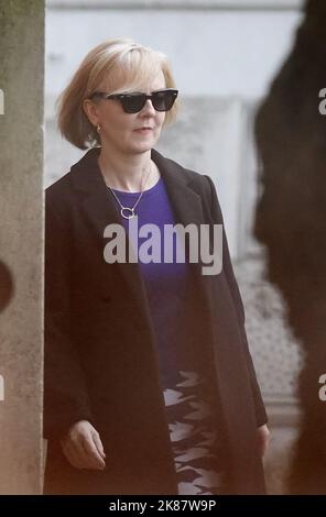 Premierministerin Liz Truss verlässt die Downing Street, London, nachdem sie gestern zurückgetreten ist. Bilddatum: Freitag, 21. Oktober 2022. Stockfoto