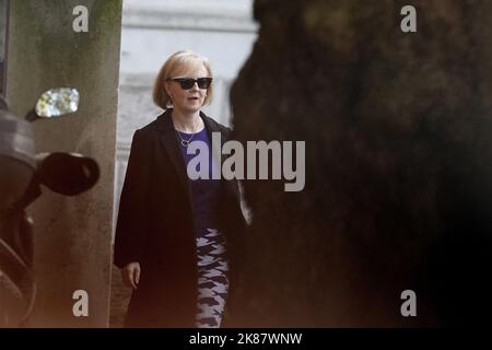 Premierministerin Liz Truss verlässt die Downing Street, London, nachdem sie gestern zurückgetreten ist. Bilddatum: Freitag, 21. Oktober 2022. Stockfoto