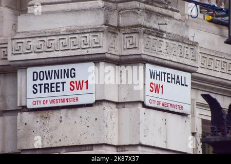 London, Großbritannien. 21. Oktober 2022. Allgemeine Ansicht der Whitehall und Downing Street Schilder in Westminster. (Foto: Vuk Valcic/SOPA Images/Sipa USA) Quelle: SIPA USA/Alamy Live News Stockfoto