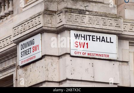 London, Großbritannien. 21. Oktober 2022. Allgemeine Ansicht der Whitehall und Downing Street Schilder in Westminster. (Foto: Vuk Valcic/SOPA Images/Sipa USA) Quelle: SIPA USA/Alamy Live News Stockfoto