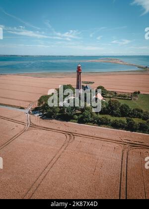 Eine vertikale Aufnahme des Flugge-Leuchtturms befindet sich im Südwesten der Insel Fehmarn, wenige Kilometer westlich der Fehmarn-Schallbrücke Stockfoto