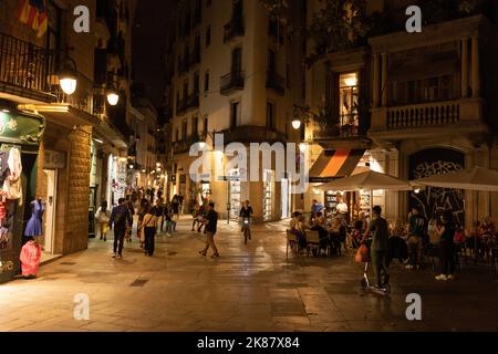 Abend auf der Carrer Del Pi in Barcelona, Spanien Stockfoto