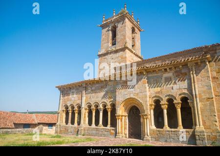 Kirche San Julian y Santa Basilisa. Rebolledo de la Torre, Provinz Burgos, Castilla Leon, Spanien. Stockfoto