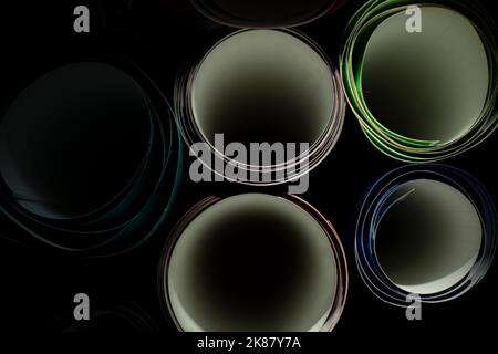 Filmrollen. Aufgerolltes Papier. Material für die Arbeit. Farbfilm auf Lager. Stockfoto