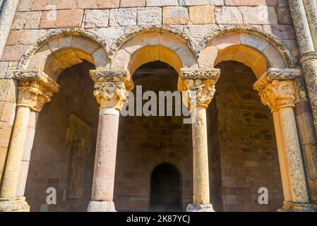 Arcade. San Julian y Santa Basilisa churc, Rebolledo de la Torre, Provinz Burgos, Castilla Leon, Spanien. Stockfoto