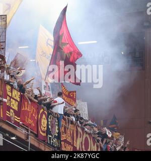 Genua, Italien. 17. Oktober 2022. Italien, Genua, 17 2022. oktober: Während Roma-Fans die Flaggen schwenken und während des Fußballspiels SAMPDORIA vs. AS ROMA Banner auf den Tribünen zeigen, Serie A Tim 2022-2023 day10 Ferraris Stadium (Foto von Fabrizio Andrea Bertani/Pacific Press) Credit: Pacific Press Media Production Corp./Alamy Live News Stockfoto