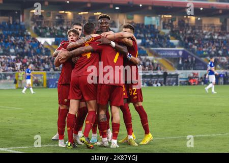 Genua, Italien. 17. Oktober 2022. Italien, Genua, 17 2022. oktober: Lorenzo Pellegrini (als Roma-Mittelfeldspieler) punktet und feiert während des Fußballspiels SAMPDORIA vs. AS ROMA, Serie A Tim 2022-2023 day10 Ferraris Stadium, das Tor von 1-0 mit 9' (Foto: Fabrizio Andrea Bertani/Pacific Press) Credit: Pacific Press Media Production Corp./Alamy Live News Stockfoto