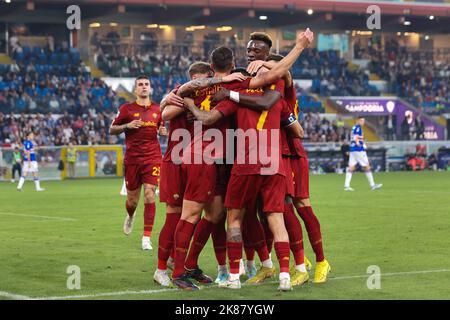 Genua, Italien. 17. Oktober 2022. Italien, Genua, 17 2022. oktober: Lorenzo Pellegrini (als Roma-Mittelfeldspieler) punktet und feiert während des Fußballspiels SAMPDORIA vs. AS ROMA, Serie A Tim 2022-2023 day10 Ferraris Stadium, das Tor von 1-0 mit 9' (Foto: Fabrizio Andrea Bertani/Pacific Press) Credit: Pacific Press Media Production Corp./Alamy Live News Stockfoto