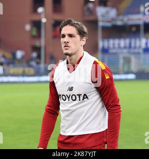 Genua, Italien. 17. Oktober 2022. Italien, Genua, 17 2022. oktober: Nicolo? Zaniolo (als Roma-Mittelfeldspieler) tritt beim Fußballspiel SAMPDORIA vs. AS ROMA, Serie A Tim 2022-2023 day10 Ferraris Stadium in das Feld ein und geht auf die Bank (Foto von Fabrizio Andrea Bertani/Pacific Press) Quelle: Pacific Press Media Production Corp./Alamy Live News Stockfoto