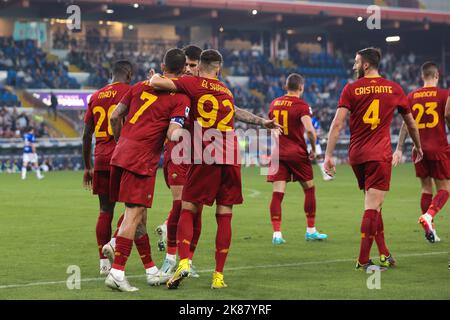 Genua, Italien. 17. Oktober 2022. Italien, Genua, 17 2022. oktober: Lorenzo Pellegrini (als Roma-Mittelfeldspieler) punktet und feiert während des Fußballspiels SAMPDORIA vs. AS ROMA, Serie A Tim 2022-2023 day10 Ferraris Stadium, das Tor von 1-0 mit 9' (Foto: Fabrizio Andrea Bertani/Pacific Press) Credit: Pacific Press Media Production Corp./Alamy Live News Stockfoto