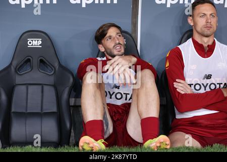 Genua, Italien. 17. Oktober 2022. Italien, Genua, 17 2022. oktober: Matias Vina (als Roma-Verteidiger) saß während des Fußballspiels SAMPDORIA vs. AS ROMA auf der Bank, Serie A Tim 2022-2023 day10 Ferraris Stadium (Foto: Fabrizio Andrea Bertani/Pacific Press) Quelle: Pacific Press Media Production Corp./Alamy Live News Stockfoto