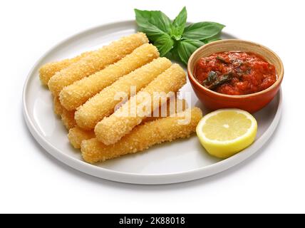 Hausgemachte Mozzarella-Sticks und Marinara-Sauce isoliert auf weißem Hintergrund Stockfoto