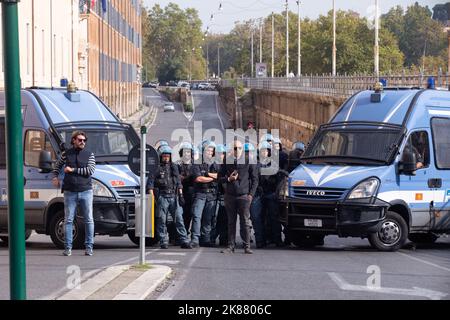 Rom, Italien. 21. Oktober 2022. Polizisten während der von Studenten in Rom organisierten Demonstration (Foto: Matteo Nardone/Pacific Press) Quelle: Pacific Press Media Production Corp./Alamy Live News Stockfoto