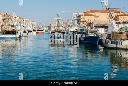 Fischertrawler der Stadt Chioggia, Lagune von Venedig, Provinz Verona, Italien. Boote dockten entlang des Kanals Stockfoto