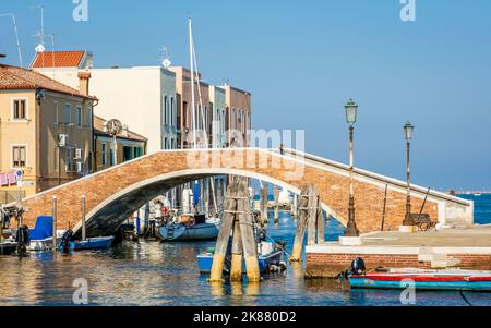 Chioggia Stadtbild mit engem Wasserkanal Vena mit festgetäuten mehrfarbigen Booten - venezianische Lagune, Region Venetien, Norditalien Stockfoto