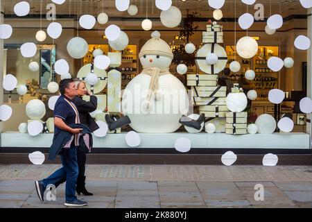 London, Großbritannien. 21. Oktober 2022. Shopper das Fenster eines zu Weihnachten geschmückten Ladens in der Regent Street. Das Office for National Statistics hat berichtet, dass die Einzelhandelsumsätze im September um 1,4 % zurückgegangen sind, gegenüber der Prognose eines Rückgangs von 0,5 % durch Ökonomen. Es ist der erste Monat, in dem das Volumen unter das Niveau vor der Pandemie gesunken ist. Kredit: Stephen Chung / Alamy Live Nachrichten Stockfoto