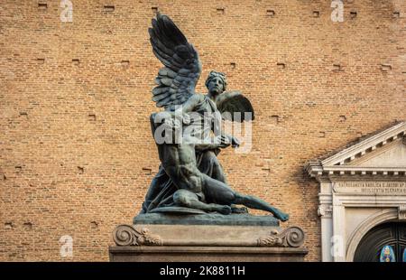 Kriegsdenkmal - geflügelter Sieg - in Corso del Popolo im historischen Zentrum von Chioggia, venezianische Lagune, Provinz Venedig, Region Venetien, Italien Stockfoto