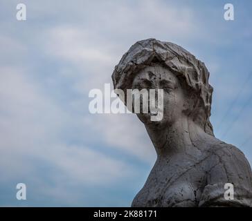 Statue des Refugium peccatorum Denkmal in der Nähe von Marina Wasserkanal im historischen Zentrum der Stadt Chioggia, Lagune von Venedig, Provinz Verona-Italien Stockfoto