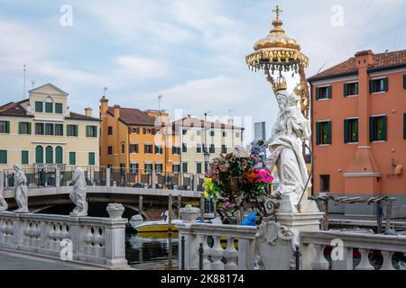 Refugium peccatorum Denkmal in der Nähe von Marina Wasserkanal im historischen Zentrum der Stadt Chioggia, Lagune von Venedig, Provinz Verona, Italien Stockfoto