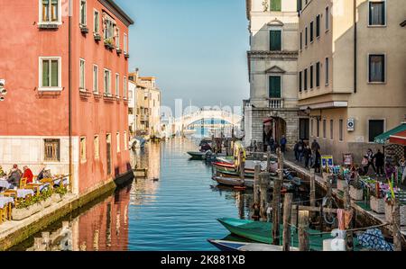 Stadtbild von Chioggia mit engem Wasserkanal mit festgetäuten Booten, Gebäuden - venezianische Lagune, Provinz Venedig, Norditalien - Europa Stockfoto