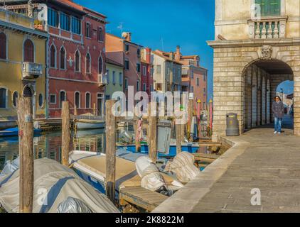 Chioggia Stadtbild mit engem Wasserkanal mit festfahrenen Booten, Gebäuden - venezianische Lagune, Provinz Venedig, Norditalien, Europa Stockfoto