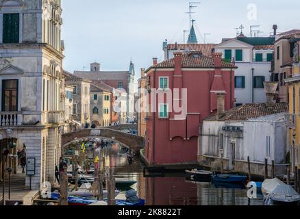 Chioggia Stadtbild mit engem Wasserkanal mit festfahrenen Booten, Gebäuden - venezianische Lagune, Provinz Venedig, Norditalien Stockfoto