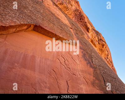 Die dramatischen flachen Canyon-Wände in der Nähe des Long Canyon entlang der Burr Trail Road im Grand Staircase-Escalante National Monument in Utah, USA Stockfoto