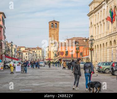 Touristen und bunte bunte Gebäude auf der Hauptstraße Corso del Popolo in Chioggia Stadt historischen Zentrum von Chioggia, Norditalien. Stockfoto