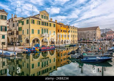 Chioggia Stadtbild mit engem Wasserkanal mit festfahrenen Booten, Gebäuden - venezianische Lagune, Provinz Venedig, norditalien Stockfoto