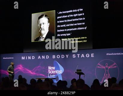 Dr. Adam Rutherford spricht über die düstere Geschichte und beunruhigende Gegenwart der Eugenik, auf der Geist- und Körperphase, bei New Scientist Live 2022 Stockfoto