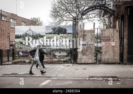 In den Geschäften neben „Willkommen bei Rushden“-Schild Stockfoto