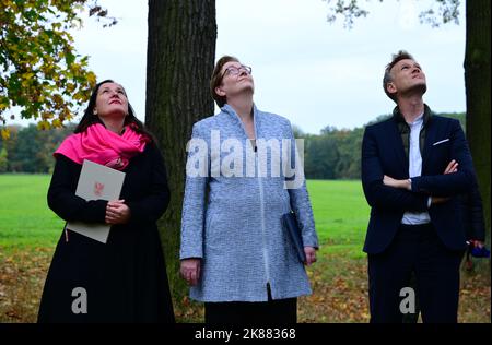 21. Oktober 2022, Brandenburg, Cottbus/Ot Branitz: Stefan Körner (r), Direktor der Prinz-Pückler-Park- und Schloss-Branitz-Stiftung (SFPM), Klara Geywitz (M, SPD), Bundesministerin für Bau und Wohnen, und Manja Schüle (l, beide SPD), Brandenburgische Ministerin für Wissenschaft, Forschung und Kultur, inspizieren die Baumkronen im Branitz-Park. Anschließend wurde das Modellprojekt 'New Tree University Branitz' der Bundesregierung zur Erhaltung historischer Gärten im Klimawandel vorgestellt. Eine neue Ära der 176-jährigen Branitz Tree University soll auf dem Gelände einer FO etabliert werden Stockfoto