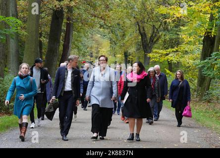 21. Oktober 2022, Brandenburg, Cottbus/OT Branitz: Stefan Körner (2. v.l.), Vorstand der Stiftung Prinz-Pückler-Museumspark und Schloss Branitz (SFPM), Klara Geywitz (M, SPD), Bundesministerin für Bau und Wohnen, Und Manja Schüle (r, beide SPD), Brandenburgische Ministerin für Wissenschaft, Forschung und Kultur, wandern von der Altbauuniversität aus durch den Branitz-Park der historischen Schlosskärtnerei der SFPM. Im Anschluss an den Spaziergang wurde das Modellprojekt 'New Tree University Branitz' der Bundesregierung zur Erhaltung historischer Gärten im Klima chan vorgestellt Stockfoto