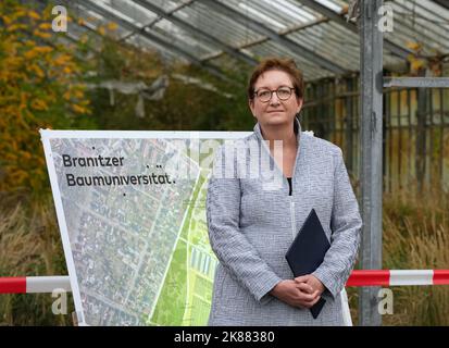 21. Oktober 2022, Brandenburg, Cottbus/OT Branitz: Klara Geywitz (SPD), Bundesministerin für Bau und Wohnen, und Manja Schüle (r, SPD), Brandenburgische Ministerin für Wissenschaft, Forschung und Kultur, stehen auf dem Gelände der zukünftigen "Neuen Universität" vor einem ehemaligen Gewächshaus im Freigelände Branitz. Vorgestellt wurde das Modellprojekt der Bundesregierung "New Tree University Branitz" zur Erhaltung historischer Gärten im Klimawandel. Auf dem Gelände eines ehemaligen Marktgartens soll eine neue Ära der 176 Jahre alten Branitz Tree University entstehen. Der Outdoor-Park wird Stockfoto