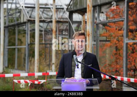 21. Oktober 2022, Brandenburg, Cottbus/OT Branitz: Stefan Körner, Direktor der Stiftung Fürst-Pückler-Museum Park und Schloss Branitz (SFPM), spricht im Freipark Branitz auf dem Gelände der zukünftigen 'New Tree University' vor ehemaligen Gewächshäusern. Vorgestellt wurde das Modellprojekt 'New Tree University Branitz' der Bundesregierung zur Erhaltung historischer Gärten im Klimawandel. Auf dem Gelände eines ehemaligen Marktgartens soll eine neue Ära der 176 Jahre alten Branitz Tree University entstehen. Der Outdoor-Park wird große Anbauflächen für Gehölze p bieten Stockfoto