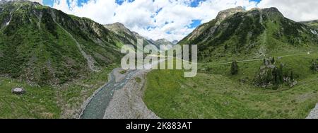 Ein Luftpanorama eines fließenden Flusses in den schönen grünen Bergen Österreichs Stockfoto