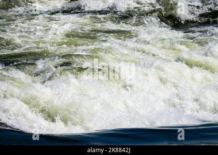 Rasante Gewässer der Lachine Stromschnellen im St. Lawrence River. Stockfoto